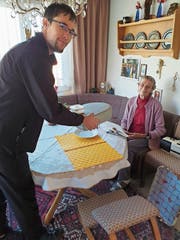 Roman Zünd liefert das Essen an Hildegard Zöller. (Bild: Walter Zünd)