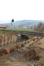 Der Durchlass des Rickenbachs wird nächstes Jahr erweitert. Spundwände für die Bauarbeiten wurden bereits erstellt. (Bild: Martin Knoepfel)