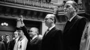 Am 5. Dezember 1973 werden Georges-Andre Chevallaz (FDP), links, zusammen mit Hans Hürlimann (CVP), Mitte, und Willi Ritschard (SP), rechts, im Bundeshaus vereidigt. (Bild: Keystone)