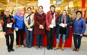 Die glücklichen Gewinner (v.l.): Frau Dubacher, die ihren Mann Walter Dubacher vertritt, Regina Bissig-Aschwanden, Martina Walker, Monika Epp, Heidi Arnold-Zurfluh, Nadja Gisler-Ehrler, Annese Assunta. (Bild: PD)