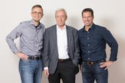 Heinz Meier (Mitte) übergibt Josef Albert (links) und Sepp Burch sein Unternehmen. (Bild: PD)