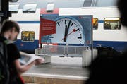 Mit diesem Plakat wird am Bahnhof auf den bevorstehenden Fahrplanwechsel aufmerksam gemacht. (Bild: Stefan Kaiser (Zug, 29. November 2018))