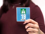 Die Vignette 2019 kommt blau-weiss daher. Sie ist ab 1. Dezember in den Verkaufsstellen erhältlich. (Bild: Eidg. Zollverwaltung)