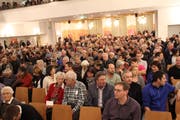Der grosse Saal des Thurparks war beim Bevölkerungsgespräch zur Zukunft des Spitals Wattwil bis auf den letzten Platz besetzt. (Bild: Martin Knoepfel)