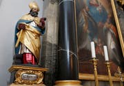 Der heilige Eligius als Bischof von Noyon mit drei der häufigsten Attribute: Pferdefuss, Hammer und Amboss. Statue in der Eligiuskapelle zu Meienberg im Freiamt. (Bild: Stefan Kaiser, 28. November 2018)