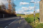 Noch fehlt der neuen Postautohaltestelle «Rohr» die Beschriftung. (Bild: Evi Biedermann)