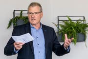 Es gebe mehr und mehr Einkommensmillionäre, die wieder nach Zug kommen würden, begründete Finanzdirektor Heinz Tännler (SVP) den Verzicht auf die Steuererhöhung. (Bild: Alexandra Wey / Keystone (Zug, 20. September 2018))