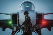 Totgesagte leben länger: ein Gripen-Jet, hier im Einsatz für die ungarische Luftwaffe. (Bild: Sandor Ujvari/EPA (Kecskemet, 25. Oktober 2018))