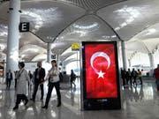 Ein über ein Jahr lang in der Türkei festgehaltener türkisch-schweizerischer Doppelbürger hat in die Schweiz zurückkehren können. (Bild: KEYSTONE/EPA/ERDEM SAHIN)