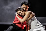 Regula Mühlemann als Juliette und Diego Silva als Roméo. (Bild: Ingo Höhn / Luzerner Theater)