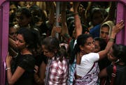Indische Frauen in einem Zugswagon. (Bild: DIVYAKANT SOLANKI/EPA (Mumbai, 11. Juli 2017))
