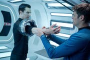 Filmszene aus «Star Trek – Into Darkness» mit Benedict Cumberbatch und Karl Urban. (Bild: PD)