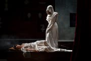 Liebe als Rebellion gegen versteinerte Traditionen: Regula Mühlemann in Gounods «Roméo et Juliette» im Luzerner Theater. (Bild: Ingo Höhn / Luzerner Theater)