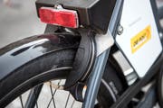 Gestohlen oder zerstört: Der finanzielle Schaden von Publibike dürfte in die Millionen gehen. Auch ins Gewicht fällt der Imageschaden für die Postauto-Tochter.Bild: Peter Schneider/Keystone (Bern, 18. September 2018)