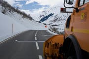 Die Strasse zwischen Hospental und Realp muss regelmässig gesperrt werden, wie hier im April 2013 nach einer Sprengung. (Bild: Archiv UZ)