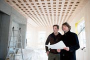 Geschäftsführer Stephan Küng (links) und Architekt Søren Linhart begutachten die Baustelle. (Bild: Corinne Glanzmann (Alpnach, 28. November 2018))