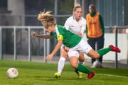 Ronya Böni (vorne) vom FC St. Gallen-Staad im Spitzenspiel gegen Zürichs U21-Team. (Bild: Michel Canonica)
