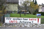 Ein Transparent der Antennengegner, die den Bau seit über einem Jahrzehnt verhindern wollen. (Bild: Max Eichenberger)