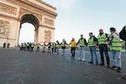 Die Gelbwesten blockierten am vergangenen Samstag die Strasse vor dem Arc de Triomphe. Bild: Michel Stoupak/Getty (Paris, 17. November 2018)