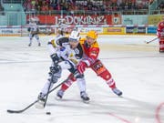 Ambris Stürmer Bryan Lerg (links) im Kampf um den Puck gegen Rapperswils Stürmer Daniel Kristo (Bild: KEYSTONE/PPR/PATRICK B. KRAEMER)
