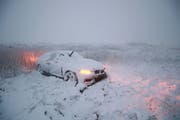 Im Schneesturm gefangen: Ein Auto im Peak District. (Bild: Danny Lawson/Keystone, England, 21. November 2018)