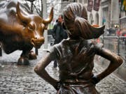 Die Skulptur «Fearless Girl» hat während eineinhalb Jahren dem Bullen vor der New Yorker Börse die Stirn geboten. Jetzt musste das furchtlose Mädchen umziehen. (Bild: KEYSTONE/AP/BEBETO MATTHEWS)