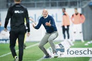 Oft ein bisschen wild: St. Gallens Trainer Peter Zeidler im Heimspiel gegen die Grasshoppers. (Bild: Ralph Ribi)