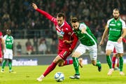 Pajtim Kasami im Duell mit St. Gallens Andreas Wittwer. (Pascal Muller/Freshfocus (St. Gallen, 4. November 2018))