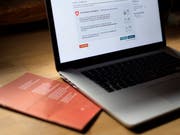 Die Auslandschweizer-Organisation (ASO) fordert mit einer von knapp 11'500 Mitgliedern unterzeichneten Petition das E-Voting für alle Auslandschweizerinnen und Auslandschweizer. (Bild: KEYSTONE/GIAN EHRENZELLER)