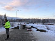 Durch ein starken Erdbeben im Süden Alaskas brachen Strassenteile ein. (Bild: KEYSTONE/AP/DAN JOLING)