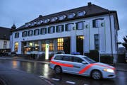 Die Polizei verlässt nach erfolgter Spurensicherung den Tatort an der Sirnacher Frauenfelderstrasse. (Bild: Olaf Kühne)