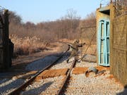 Ein Soldat öffnet ein Grenztor zwischen Nord- und Südkorea, damit ein Zug mit südkoreanischen Experten passieren kann. Die Delegation soll den Zustand des Schienennetzes prüfen, damit später die zwischenstaatlichen Eisenbahnverbindungen wieder aufgenommen werden können. (Bild: KEYSTONE/EPA YNA POOL/YONHAP / POOL)