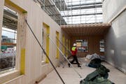 Vorgefertigte Holzteile werden auf der Baustelle zusammengefügt. (Bild: Corinne Glanzmann (Alpnach, 28. November 2018))