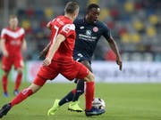 Mainz' Torschütze Jean-Philippe Mateta im Zweikampf gegen Düsseldorfs Oliver Fink (Bild: KEYSTONE/EPA/FRIEDEMANN VOGEL)