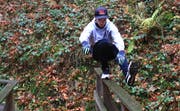 Auf dem Vitaparcours bei Wattwil demonstriert Jan Scherrer sein Geschick mit einer Übung auf einem Brückengeländer. (Bild: Robert Kucera)