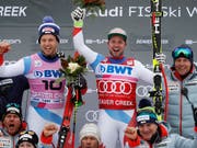 Beat Feuz (rechts) und Mauro Caviezel feiern mit dem Team ihren Doppelerfolg (Bild: KEYSTONE/AP/JOHN LOCHER)