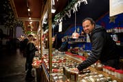 Gewürze sind ein Muss am Weihnachtsmarkt – hier Yves Waltzer an seinem Stand.