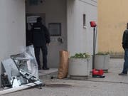 Sprengstoffexperten des wissenschaftlichen Dienstes der Zürcher Kantonspolizei bei der Untersuchung des gesprengten Geldautomaten der Raiffeisen-Bank am Freitag in Arzo TI. (Bild: Keystone/KEYSTONE/TI-PRESS/DAVIDE AGOSTA)