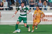 Kriens-Verteidiger Jan Elvedi (links) hält sich Lausannes João Oliveira vom Leib. (Bild: Martin Meienberger/Freshfocus (Kriens, 11. November 2018))