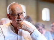 Der Schriftsteller und Krimiautor Hansjörg Schneider ist neuer Ehrendoktor der Universität Basel. Das Archivbild zeigt ihn an den 40. Solothurner Literaturtagen im Mai. (KEYSTONE/Anthony Anex) (Bild: KEYSTONE/ANTHONY ANEX)