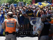 Polizisten halten wütende Fans der Boca Juniors in Schach (Bild: KEYSTONE/EPA EFE/TELAM/JOSE ROMERO)