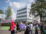 Demonstranten vor der Rohstoffhandelsfirma Glencore in Baar. Der Bundesrat will die Wettbewerbsfähigkeit und die Integrität des Rohstoffhandels fördern. (Bild: KEYSTONE/URS FLUEELER)