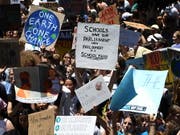 Tausende australische Kinder und Jugendliche schwänzen die Schule, um gegen die Klimapolitik der Regierung zu demonstrieren. (Bild: KEYSTONE/EPA AAP/DAN HIMBRECHTS)