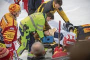 22. Minute: Zugs Carl Klingberg muss abtransportiert werden. (Bild: Marcel Bieri/Keystone (Langnau, 30. November 2018))