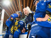 Die enttäuschten Davoser Andres Ambühl (links), Interimscoach Michel Riesen und Dino Wieser nach der Heimniederlage gegen Servette (Bild: KEYSTONE/GIAN EHRENZELLER)