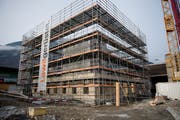 Wächst um einen «Stamm» aus Beton: Das neue Bürohaus von Holzbau Küng. (Bild: Corinne Glanzmann (Alpnach, 28. November 2018))