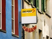 Poststellen oder Postagenturen müssen für 90 Prozent der Bevölkerung in 20 Minuten erreichbar sein. (Bild: KEYSTONE/CHRISTIAN BEUTLER)