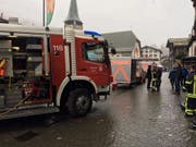 Rund 40 Feuerwehrleute standen nach einer Explosion in einem Hotel in Zermatt im Einsatz. Das Feuer konnte rasch unter Kontrolle gebracht werden. Sechs Menschen, darunter fünf Mitarbeiter der Hotelküche, wurden verletzt. (Bild: Police cantonale valaisanne)