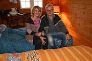 Michèle Müller und Fredy Lüscher in einem der Zimmer. Bilder: KER