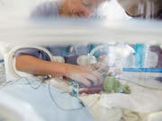 Länger Mutterschaftsgeld für kranke Babys: Das schlägt der Bundesrat vor, wenn das Kind für mehr als drei Wochen nach der Geburt im Spital bleiben muss. (Bild: KEYSTONE/EPA MTI/ATTILA BALAZS)